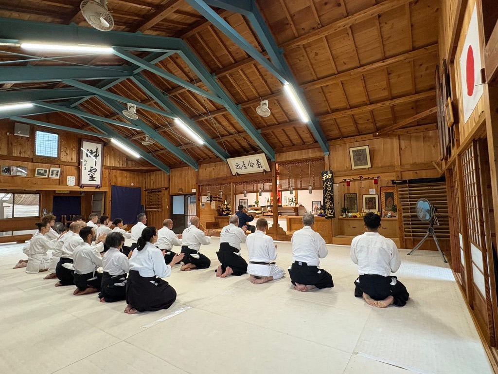 Praticanti seduti in seiza nell’interno del dojo di Iwama