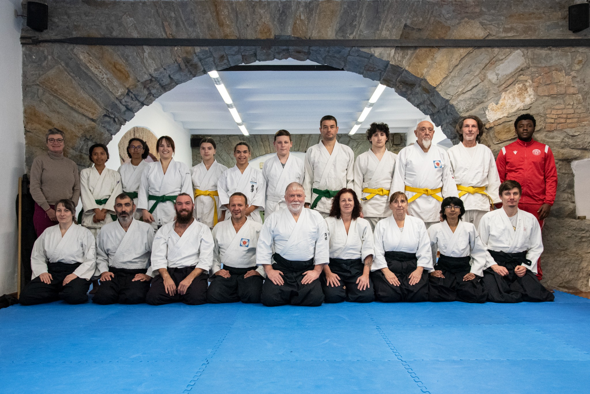Foto di gruppo degli insegnanti e dei praticanti del dojo di Trieste