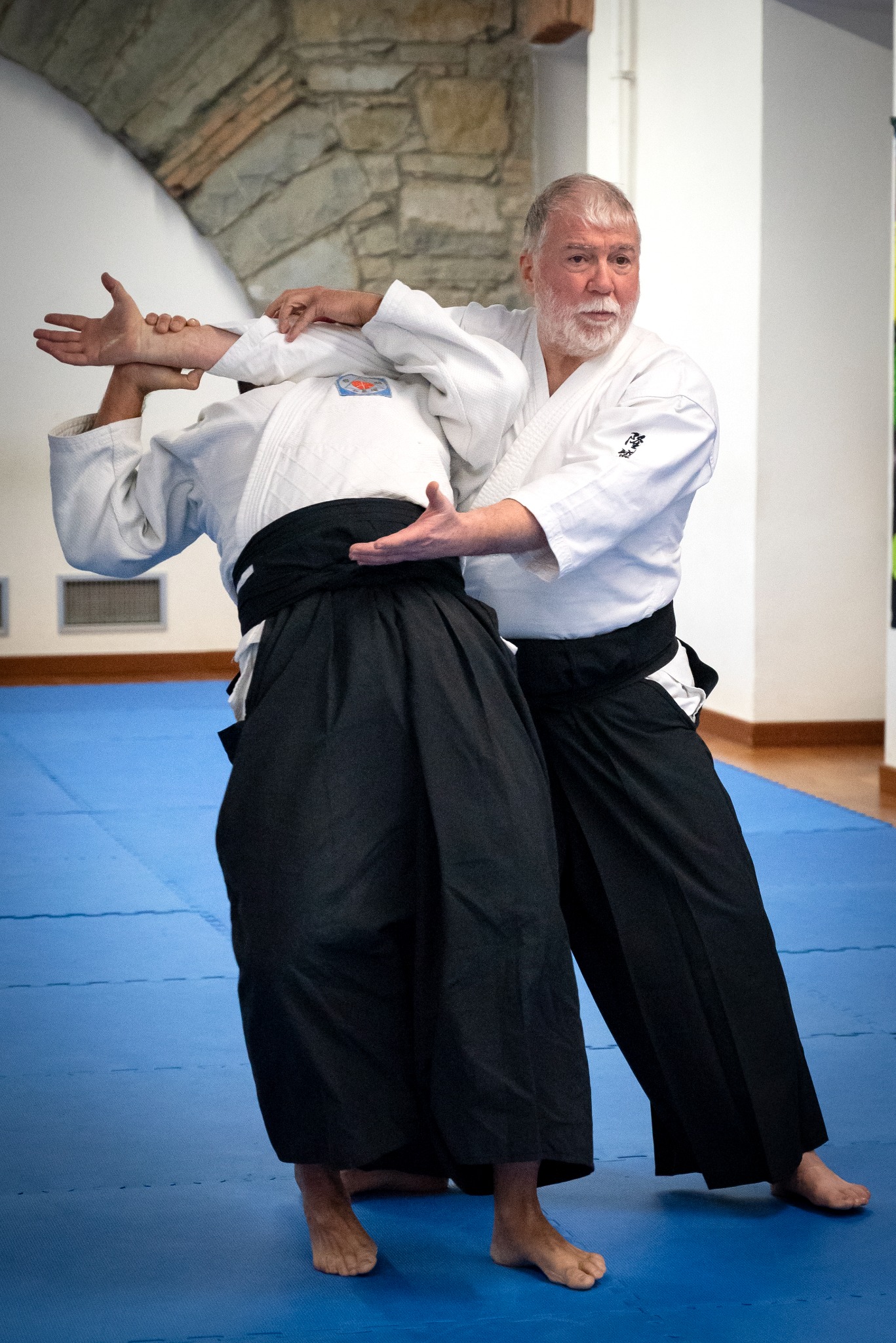 Michele Marolla spiega una tecnica nel dojo di Trieste