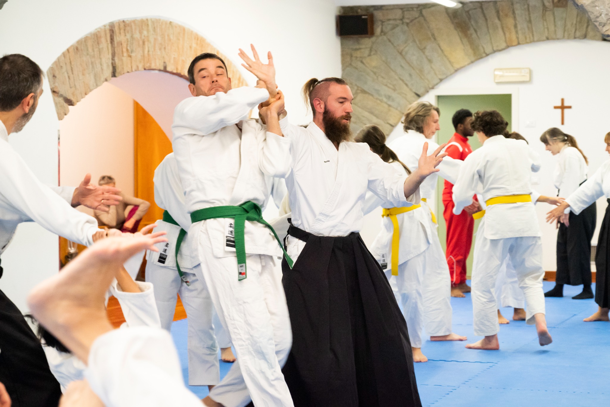 Praticanti lavorano in coppia sul tatami del dojo di Trieste